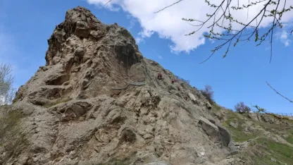 Sivas'ta Yukarı Tekke kayalıklarına tel örgülü önlem