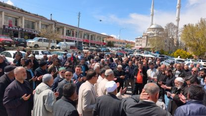 Karakeçili'de hacı adayları vatandaşlarla vedalaştı