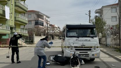 Karaman'da minibüsle çarpışan elektrikli motosikletteki 2 çocuk ağır yaralandı