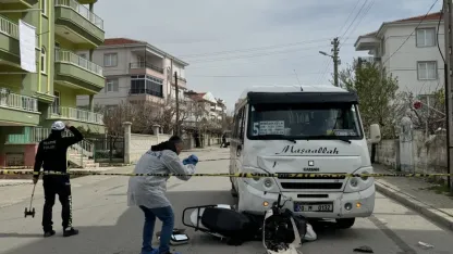 Karaman'da minibüsle çarpışan elektrikli motosikletteki 2 çocuk ağır yaralandı