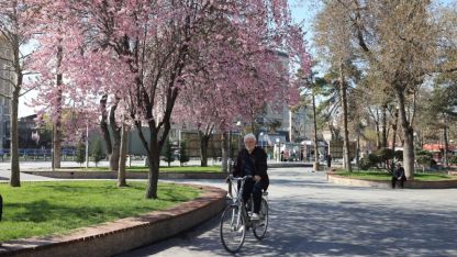 Kayseri'nin "son türbedarı" 51 yıldır bisikletiyle vefaya pedallıyor