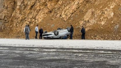 Sivas'ta devrilen otomobildeki 3 kişi yaralandı