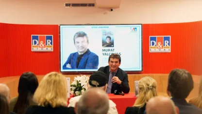 OYAK Genel Müdürü Yalçıntaş, "Yeni Altay'ın Bilinmeyen Hikayesi" kitabını okurları için imzaladı