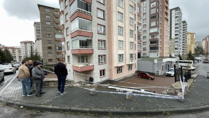 Kayseri'de işçi servisinin apartman bahçesine düşmesi sonucu 1 kişi yaralandı