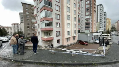 Kayseri'de işçi servisinin apartman bahçesine düşmesi sonucu 1 kişi yaralandı