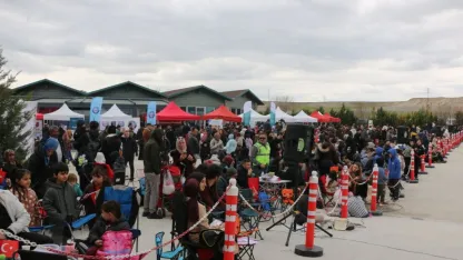 Kadın akrobasi pilotu Şener, çocuklar için gösteri uçuşu yaptı