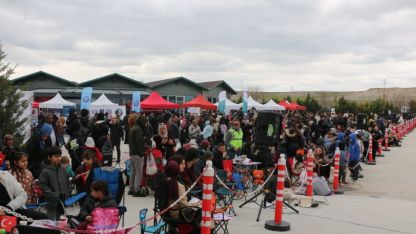 Kadın akrobasi pilotu Şener, çocuklar için gösteri uçuşu yaptı