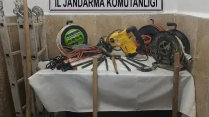 Kırşehir'de izinsiz kazı yapan 5 zanlı suçüstü yakalandı