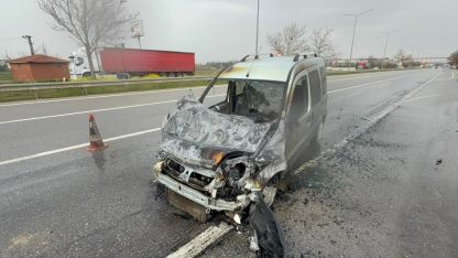 Eskişehir'de sürücüsünün rahatsızlanması sonucu kaza yapan hafif ticari araç yandı