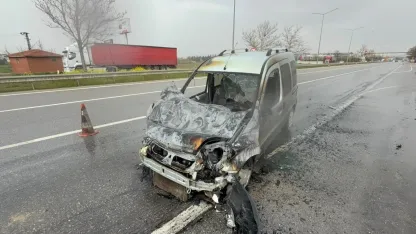Eskişehir'de sürücüsünün rahatsızlanması sonucu kaza yapan hafif ticari araç yandı