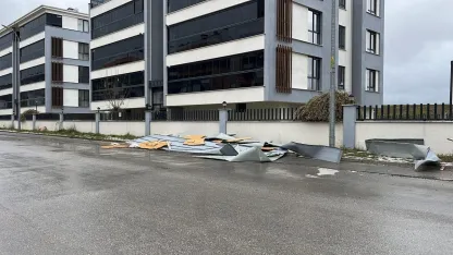 Eskişehir'de kuvvetli rüzgar nedeniyle çatı uçtu