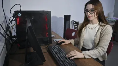 Elektrik direklerinde kullanılan yalıtkan malzemenin ömür testini yerli makinayla yapıyorlar