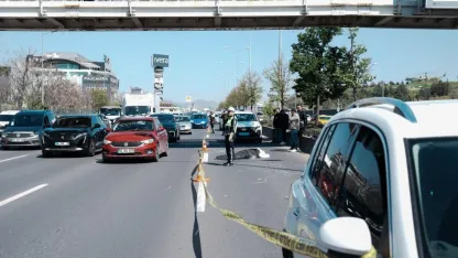 Ankara'da afiş asarken üst geçitten düşüp otomobilin altında kalan kişi öldü