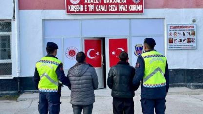 Kırşehir'de silah ve uyuşturucu operasyonunda yakalanan 2 zanlı tutuklandı