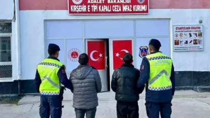 Kırşehir'de silah ve uyuşturucu operasyonunda yakalanan 2 zanlı tutuklandı