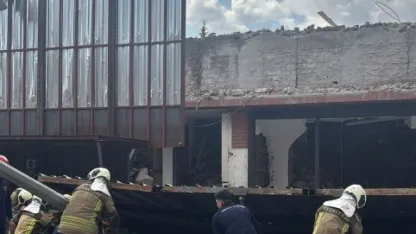 Ankara'da yıkım çalışması yapılan dört katlı binanın platformu çöktü