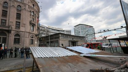 GÜNCELLEME - Ankara'da yıkım çalışması yapılan 4 katlı binanın platformu çöktü