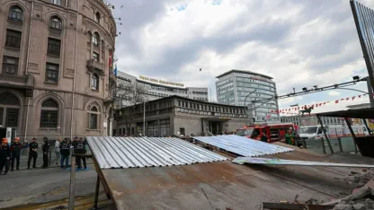 GÜNCELLEME - Ankara'da yıkım çalışması yapılan 4 katlı binanın platformu çöktü