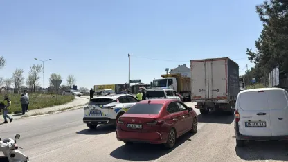 Eskişehir’de kamyonun sürüklediği araçtaki 3 kişi yaralandı