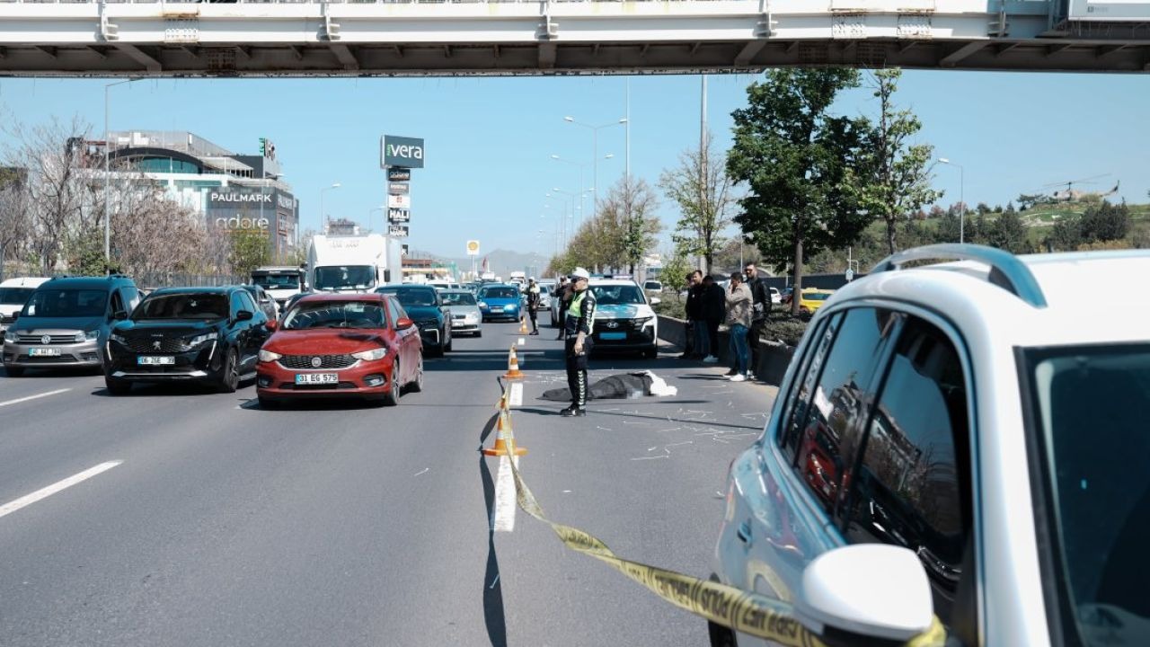 Ankara'da afiş asarken üst geçitten düşüp otomobilin altında kalan kişi öldü