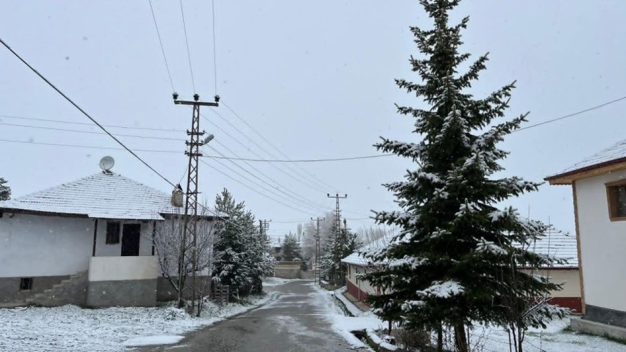 Çankırı'nın yüksek kesimlerine nisan ayının sonlarında kar yağdı