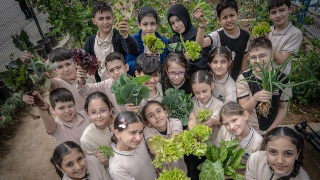 Çocuklar toprağa dokunarak öğreniyor