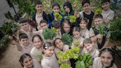 Çocuklar toprağa dokunarak öğreniyor