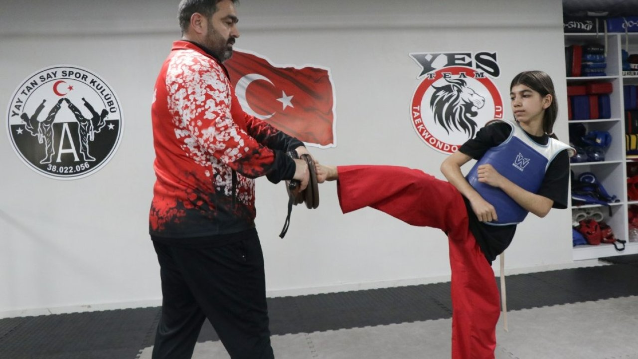 Depremde kaynar suyun dökülmesiyle vücudunda yanıklar oluşan Esma Nur, yaralarını tekvandoyla sarıyor