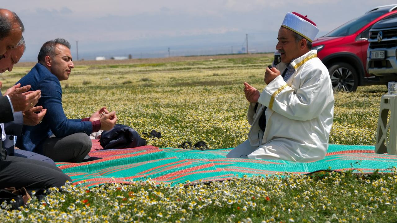 Eller bu kez şükür için kalktı