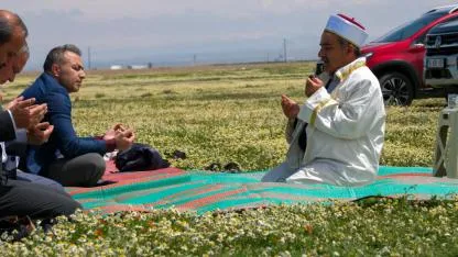 Eller bu kez şükür için kalktı