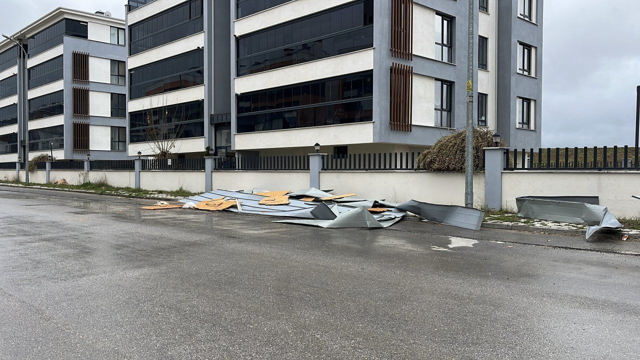 Eskişehir'de kuvvetli rüzgar nedeniyle çatı uçtu