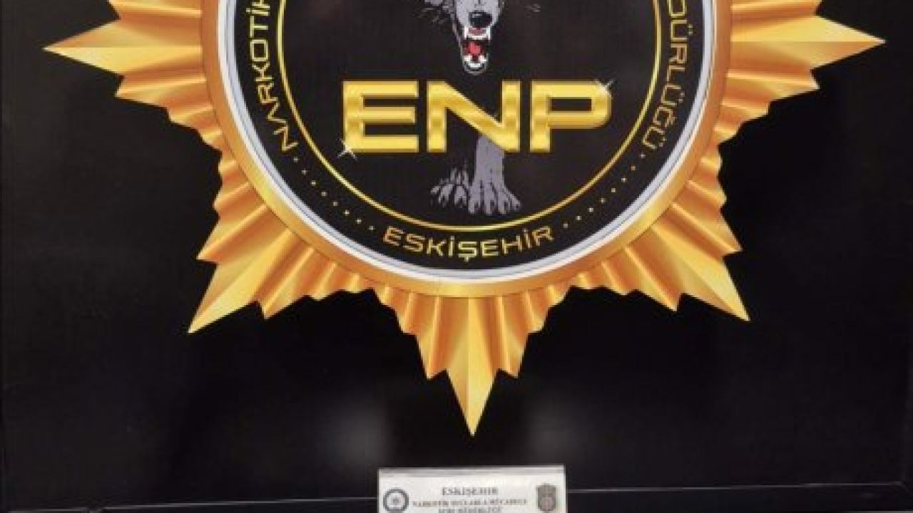 Eskişehir'de polisten kaçan şüphelilerin bulunduğu araçta sentetik uyuşturucu ele geçirildi