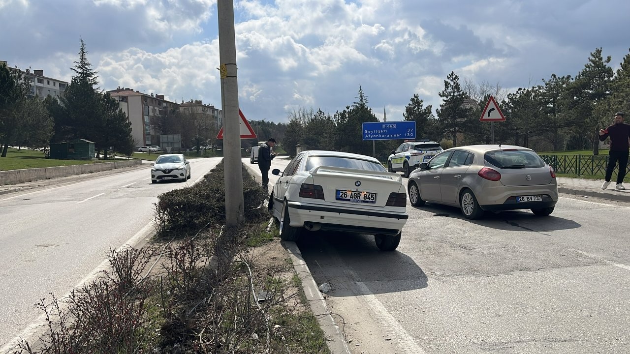 Eskişehir'de refüje çarpan otomobilin sürücüsü yaralandı