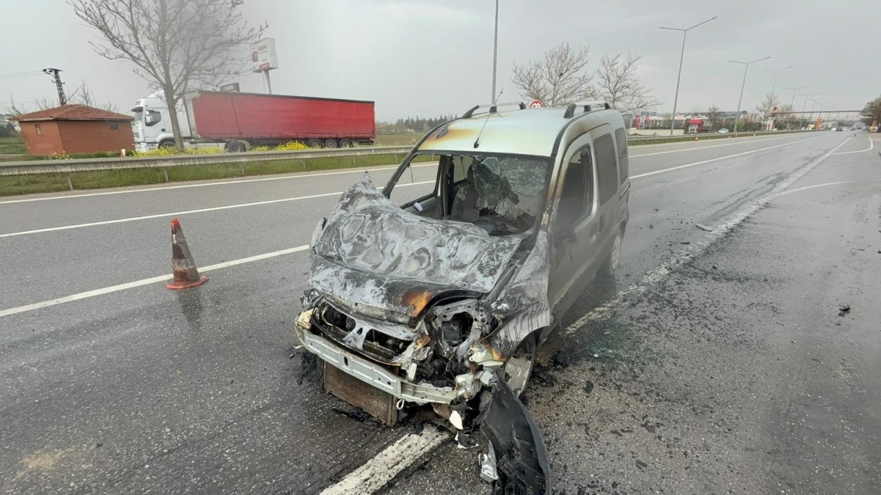 Eskişehir'de sürücüsünün rahatsızlanması sonucu kaza yapan hafif ticari araç yandı
