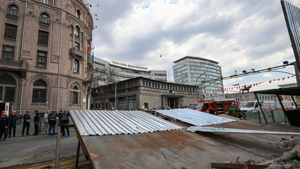 GÜNCELLEME - Ankara'da yıkım çalışması yapılan 4 katlı binanın platformu çöktü