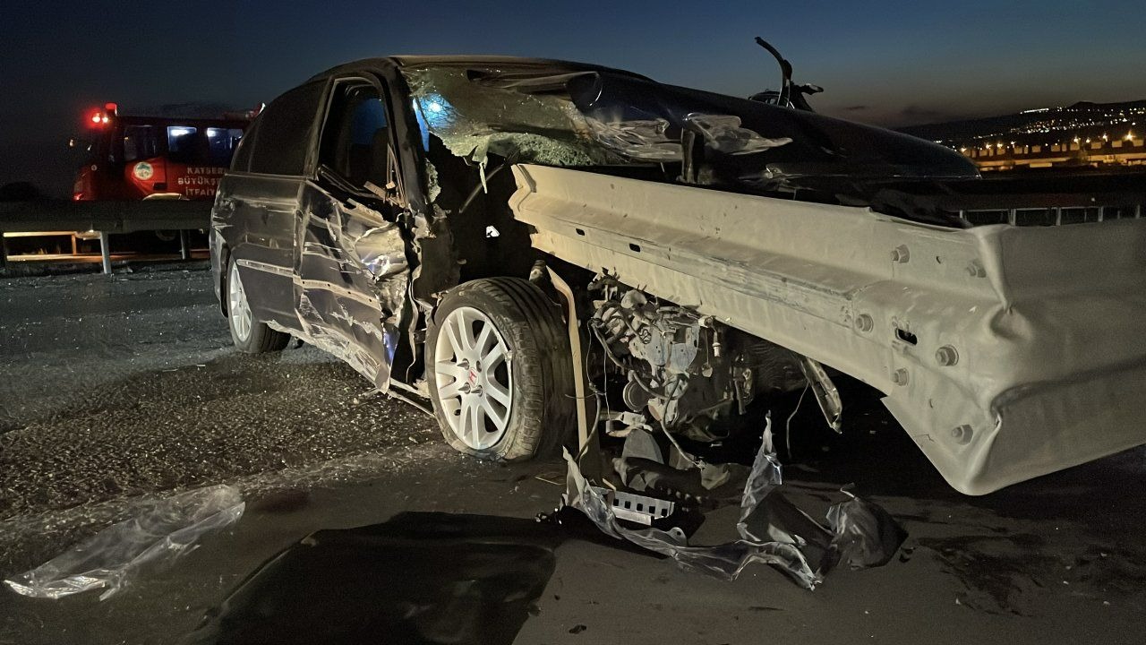 Kayseri'de bariyere çarpan otomobilin sürücüsü ağır yaralandı