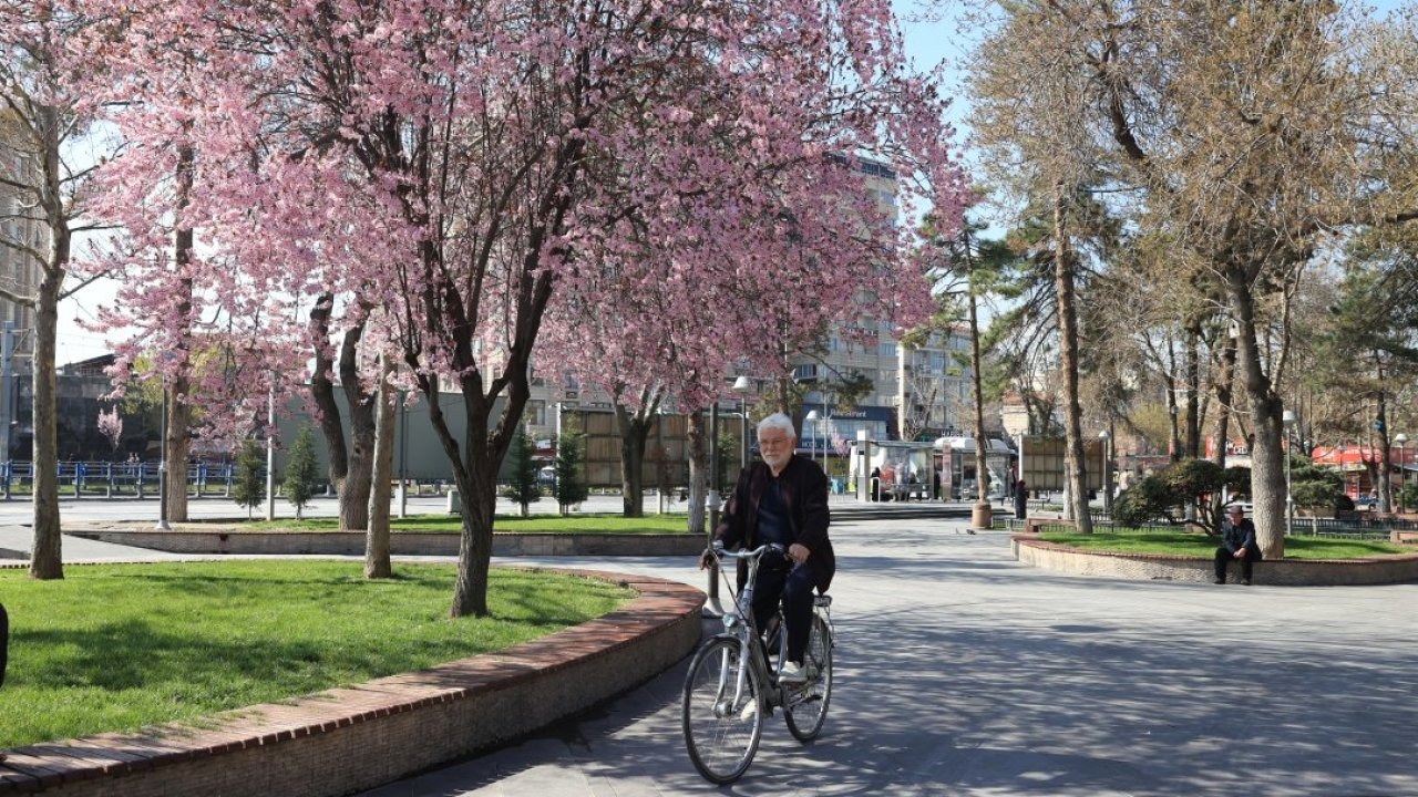 Kayseri'nin "son türbedarı" 51 yıldır bisikletiyle vefaya pedallıyor