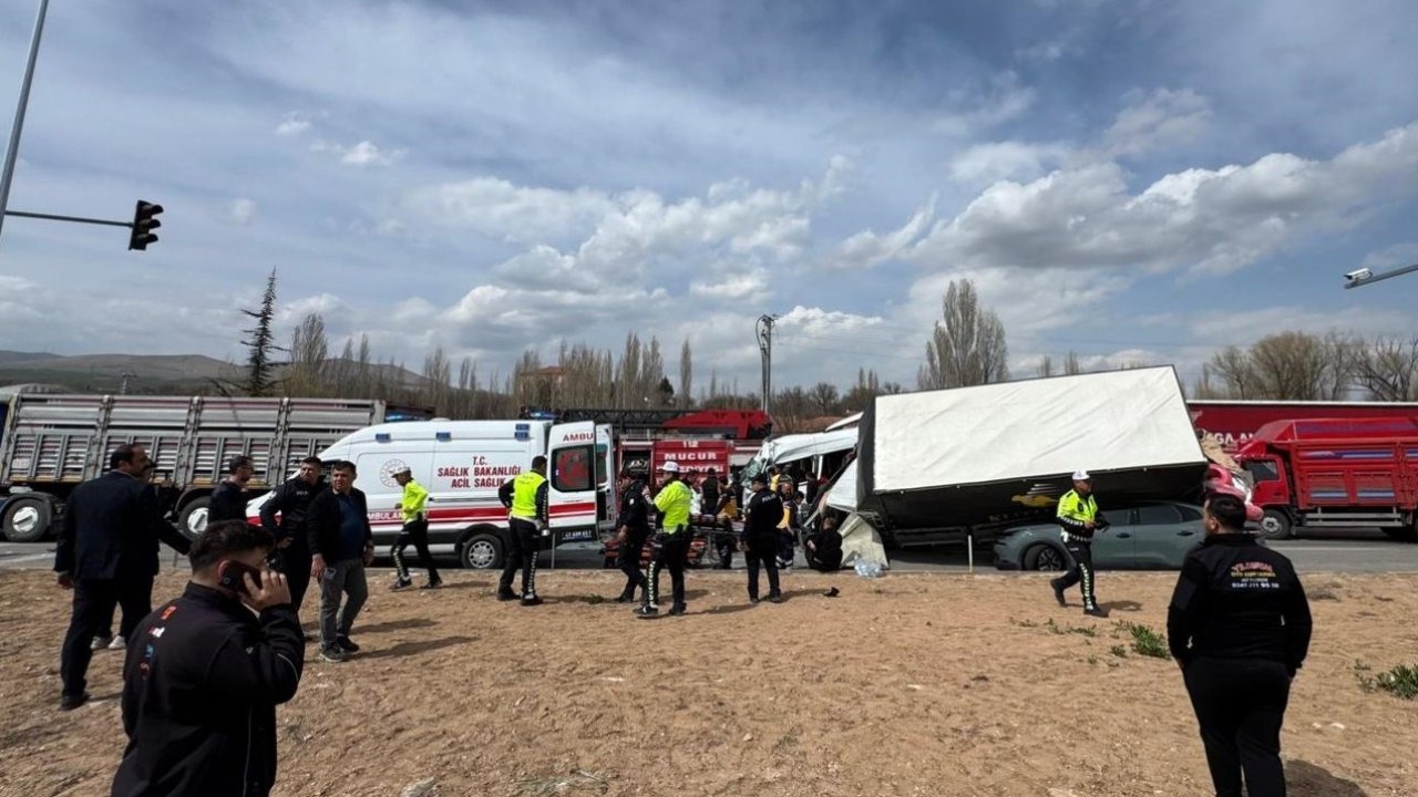 Kırşehir'de kamyonet ile otomobilin çarpıştığı kazada 5 kişi yaralandı