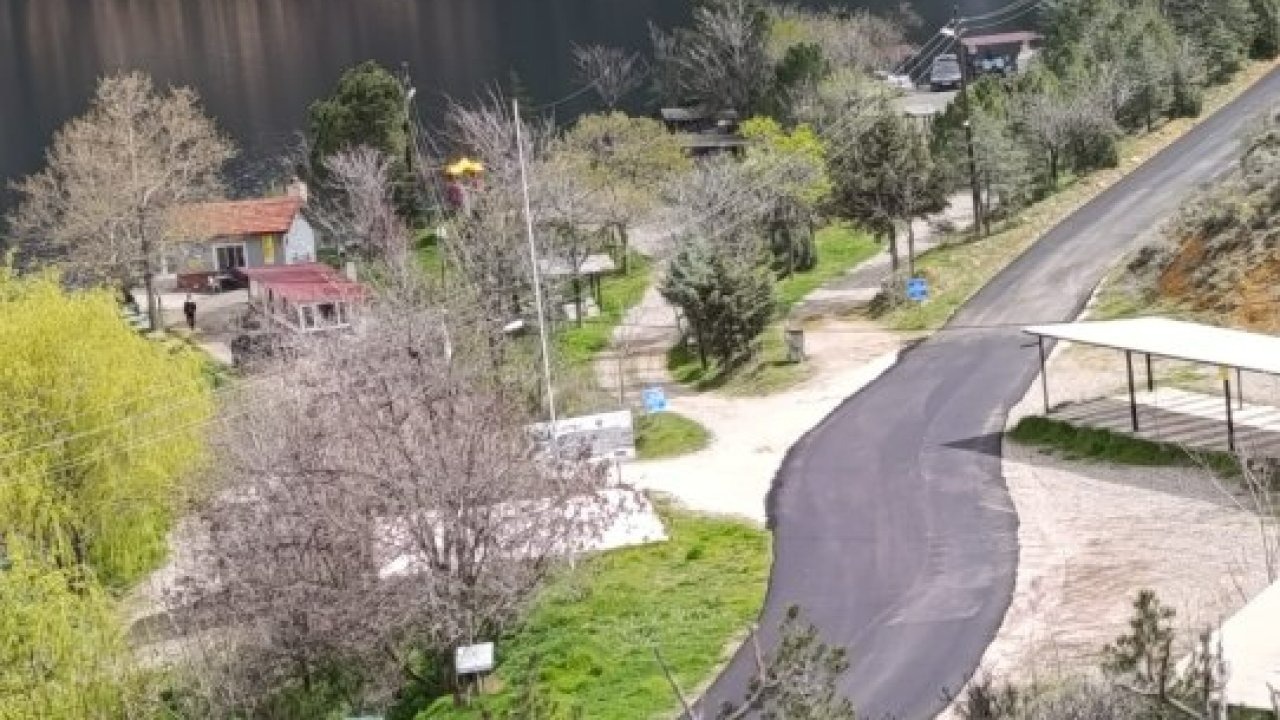 Nallıhan'da mesire yerinin yoluna sıcak asfalt serimi yapıldı