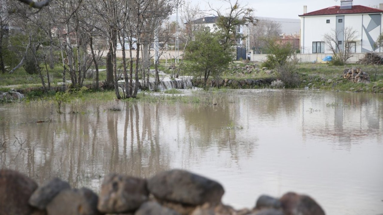 Niğde'de sağanak hayatı olumsuz etkiliyor