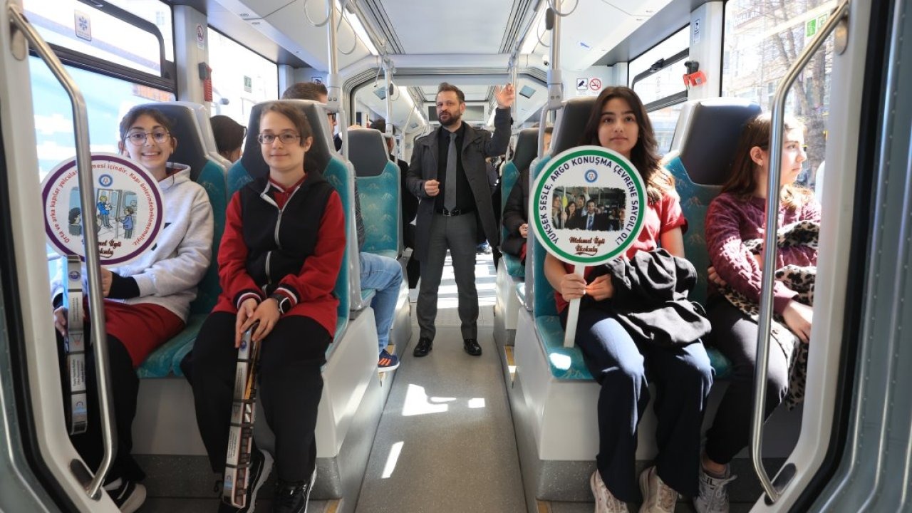 Öğrenciler toplu ulaşımda nezaket kurallarını uygulamalı öğreniyor