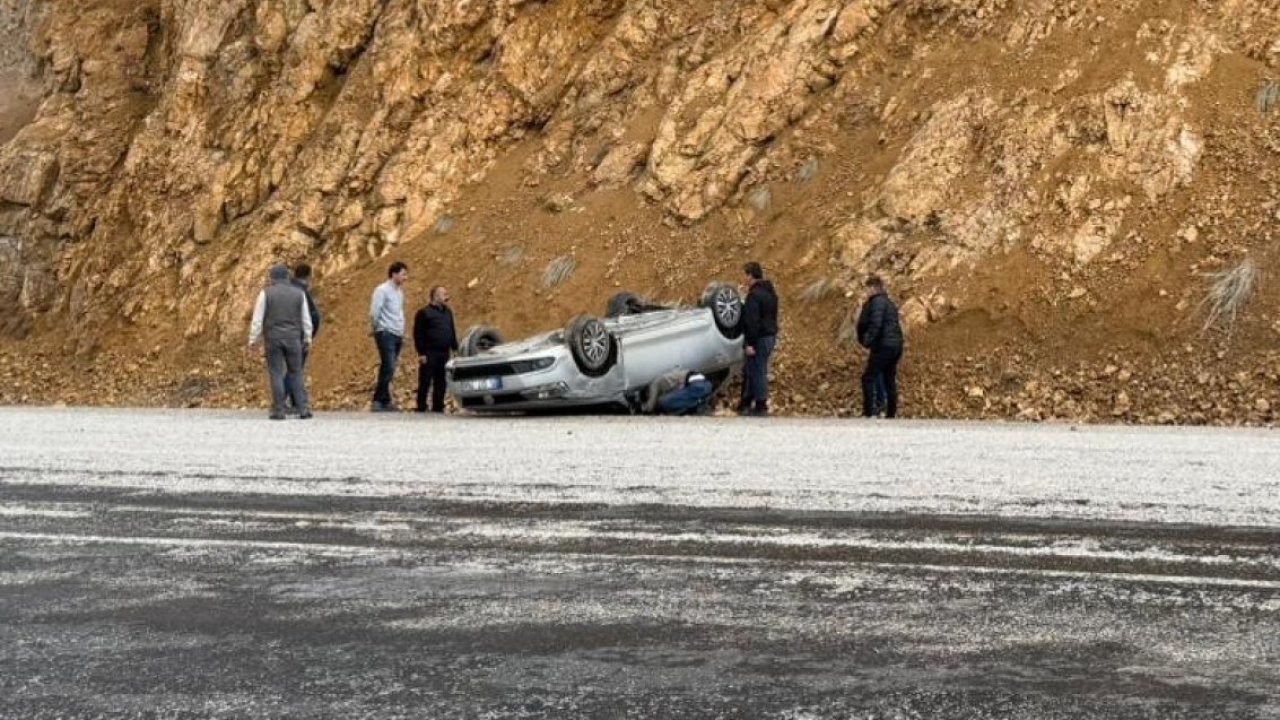 Sivas'ta devrilen otomobildeki 3 kişi yaralandı