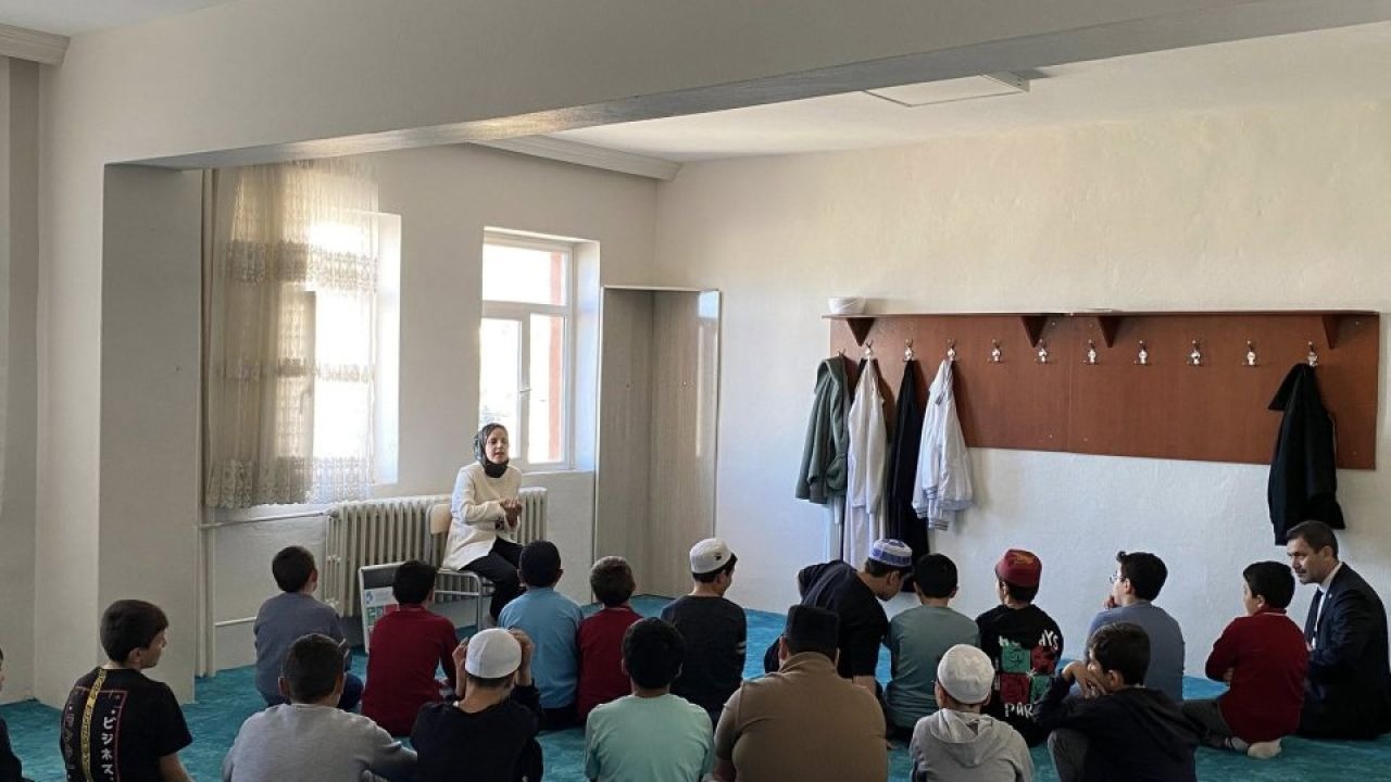 Suşehri'nde Kur'an kursu öğrencilerine hijyen eğitimi verildi