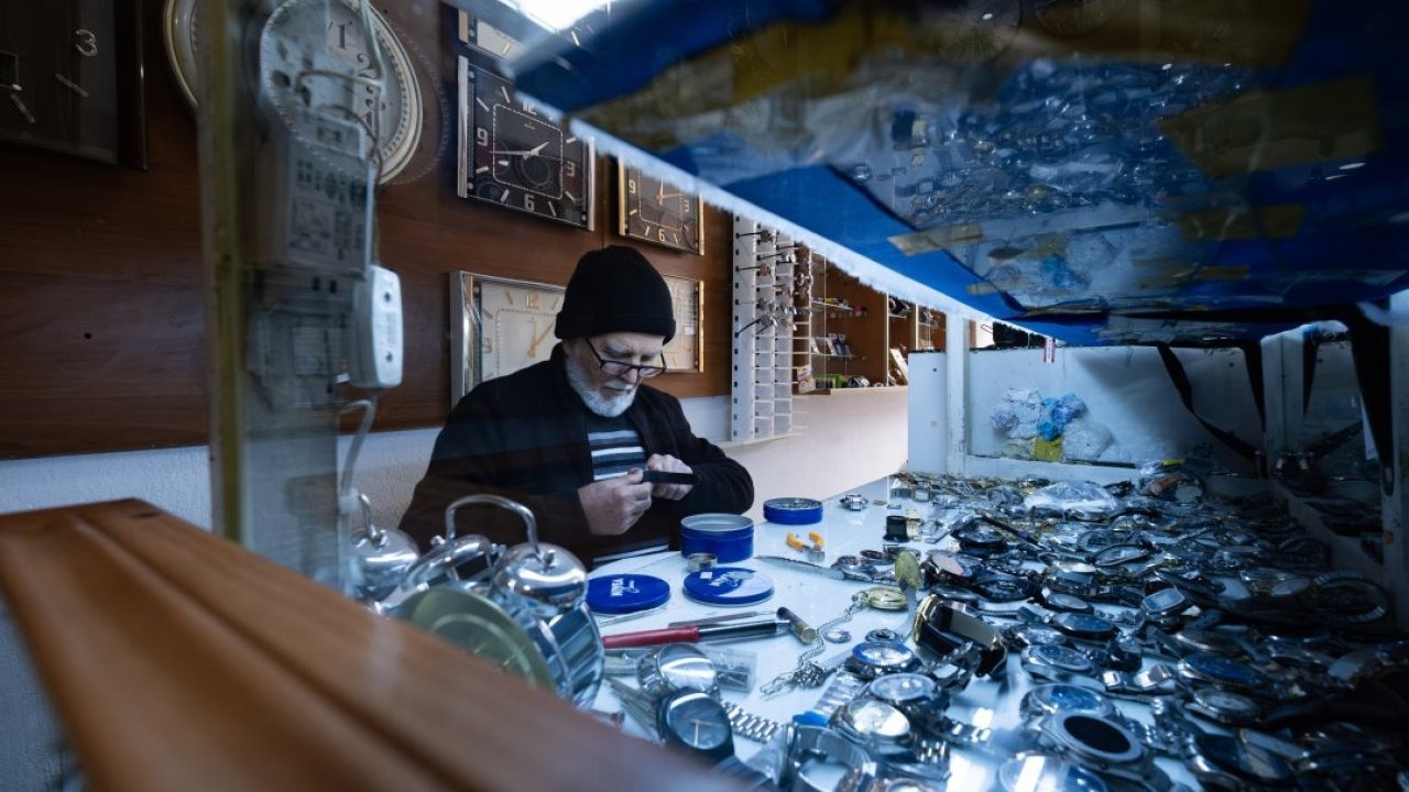 Yozgatlı Ahmet usta yarım asrı aşkın süredir saat tamiri yapıyor