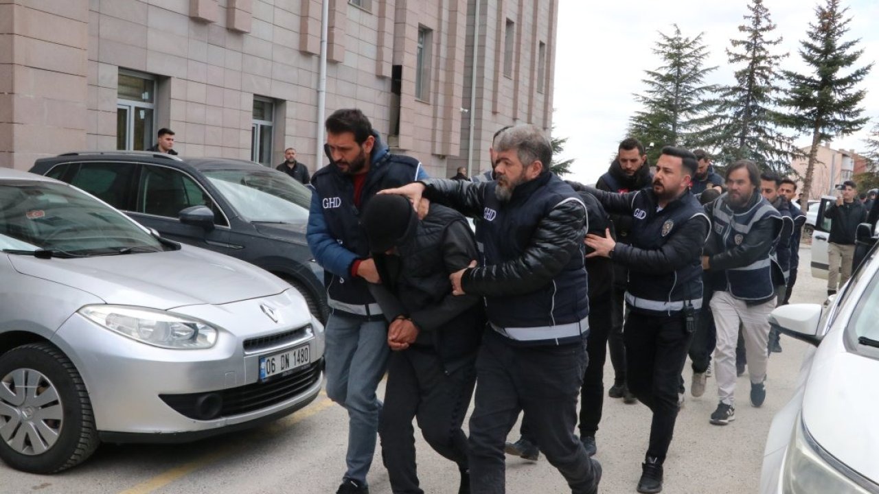 Yozgat'ta yolcusu bulunmayan otobüsün bagajından 53 düzensiz göçmen çıktı